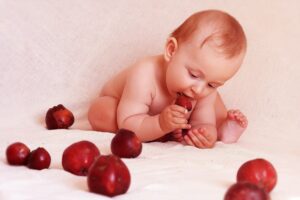 baby with apples